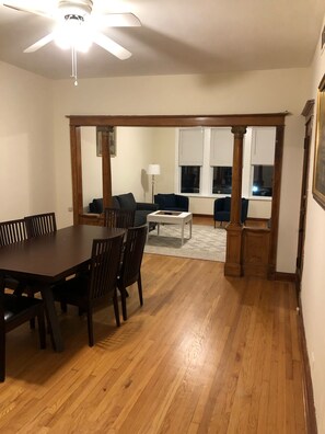 Interior - Walk to Wrigley Field/Monthly Discounts Available (Chicago)