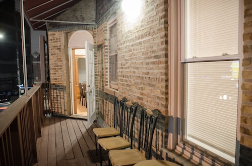 Walk to Wrigley Field/Monthly Discounts Available