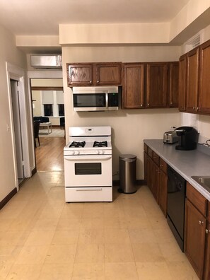 Jääkaappi, mikroaaltouuni, uuni, liesi