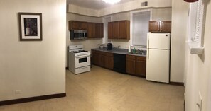 Fridge, microwave, oven, stovetop - Walk to Wrigley Field/Monthly Discounts Available (Chicago)