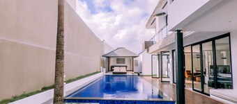 Berawa Beach Modern Style Living 3BR Family Villa Damar