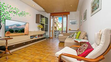 Flat-screen TV, stereo