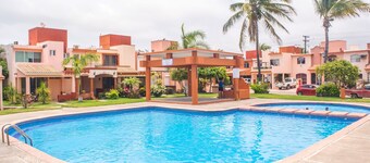 Pool view, Steps from Beach...Brand New