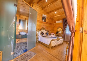 华丽双床房 | 迷你吧、特色装修、办公桌、笔记本电脑工作区