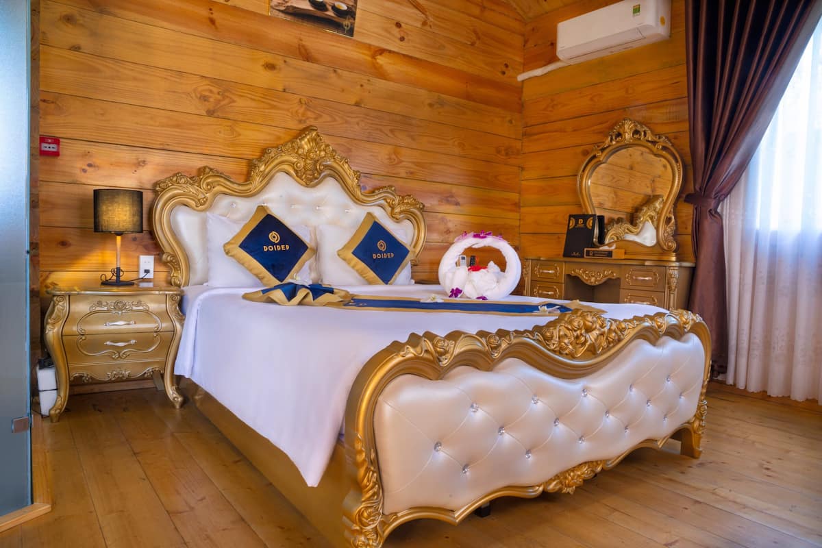 Deluxe Twin Room | 1 bedroom, minibar, individually decorated, desk