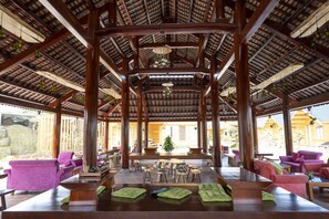 Breakfast, lunch, dinner served; local and international cuisine 