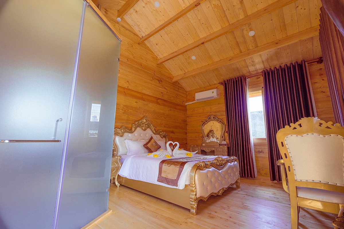 Deluxe Double Room | 1 bedroom, minibar, individually decorated, desk