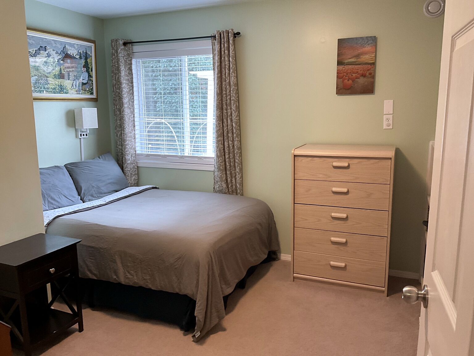 2 bedrooms, desk, iron/ironing board, travel crib
