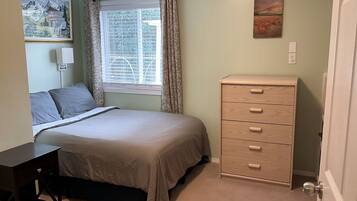 2 bedrooms, desk, iron/ironing board, travel crib