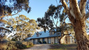A house with a gravel driveway, surrounded by trees and vegetation. - Bronte Manor, Wuthering Heights ~ min. 4 people - dog friendly (Clare)