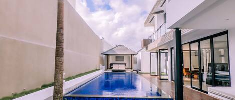 Piscina externa, espreguiçadeiras