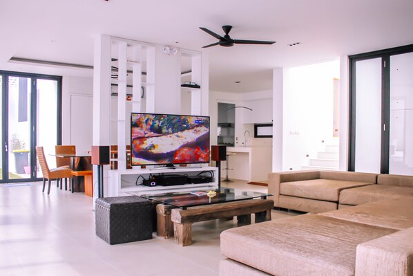 LED-Fernseher, Netflix, Streaming-Dienste, Stereoanlage