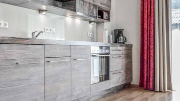 Fridge, oven, dishwasher, cookware/dishes/utensils