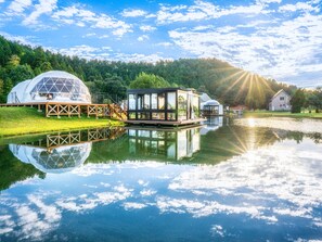 ألحفة محشوة بالريش وعناصر مجانية داخل الميني بار وخزنة داخل الغرفة