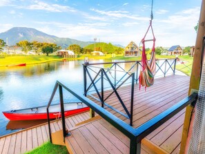 ألحفة محشوة بالريش وعناصر مجانية داخل الميني بار وخزنة داخل الغرفة