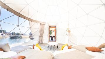 Down duvets, free minibar, in-room safe, bed sheets
