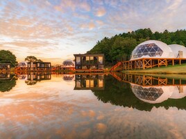 Cubrecamas y minibar con artículos gratuitos 