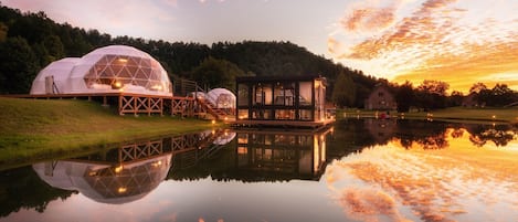 Quadrupla Luxury, non fumatori (Twin Dome) | 1 camera, copriletto in piuma, minibar con snack e bevande gratuite