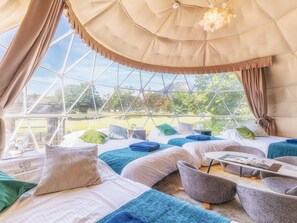 ألحفة محشوة بالريش وعناصر مجانية داخل الميني بار وخزنة داخل الغرفة