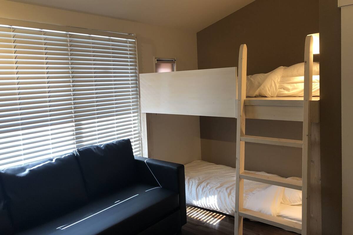 Zweibettzimmer (with Sofa Bed, with Private Shower)