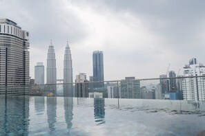 An infinity pool, a rooftop pool - Dorsett Residences by Homes Asian (Kuala Lumpur)