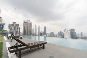 An infinity pool, a rooftop pool - Dorsett Residences by Homes Asian (Kuala Lumpur)