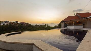 Ulkouima-allas, aurinkotuoleja