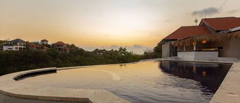 Alberca al aire libre y camastros