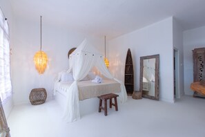 Suite, Poolblick | Minibar, Zimmersafe, individuell dekoriert, schallisolierte Zimmer