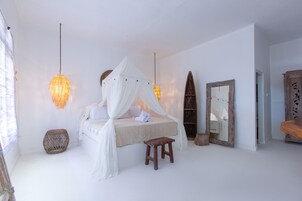 Minibar, caja de seguridad en la habitación y decoración personalizada