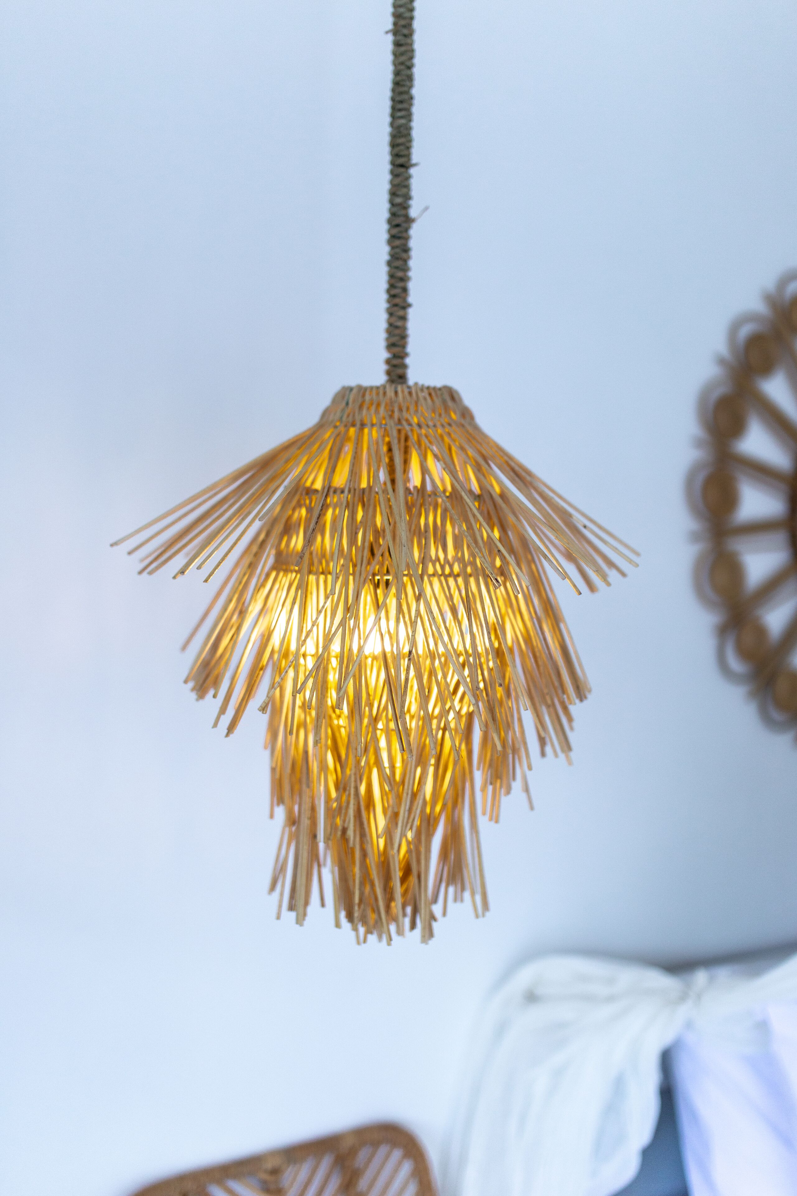 Un luminaire suspendu orné d’un motif tissé.