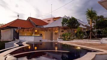 Ulkouima-allas, aurinkotuoleja