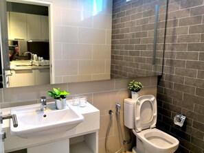 Appartamento ((V165) 16-1-A) | Bagno | Doccia, asciugacapelli, asciugamani, sapone