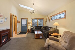 House, 3 Bedrooms | Living area