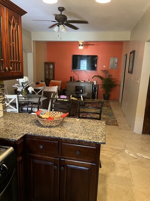 Smart-TV, Stereoanlage, Computerbildschirme