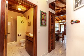 Een douche, een haardroger, handdoeken