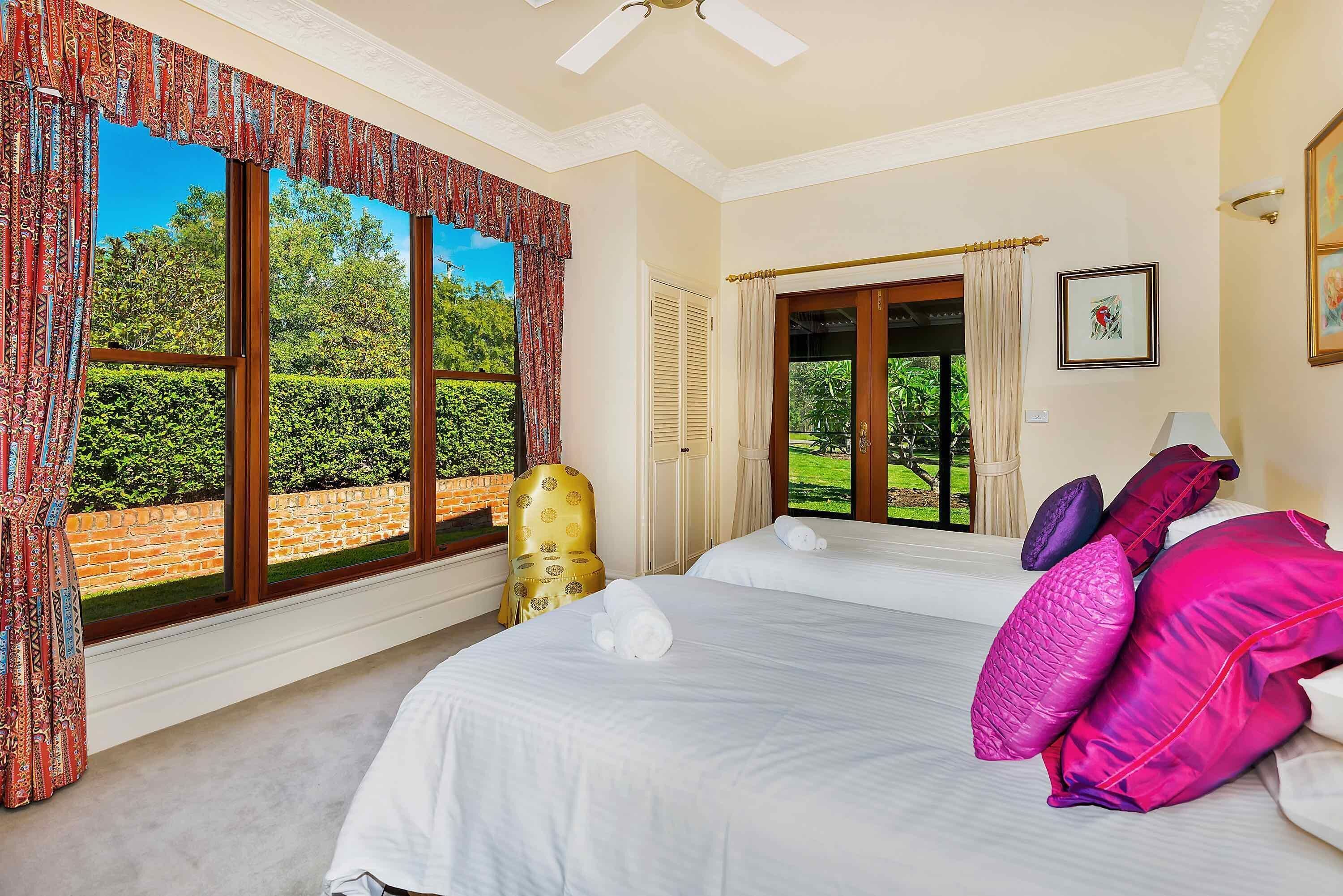 The Ballabourneen House - Grand Hunter Valley homestead - 4 bedrooms with infinity pool and open fireplace — image 11