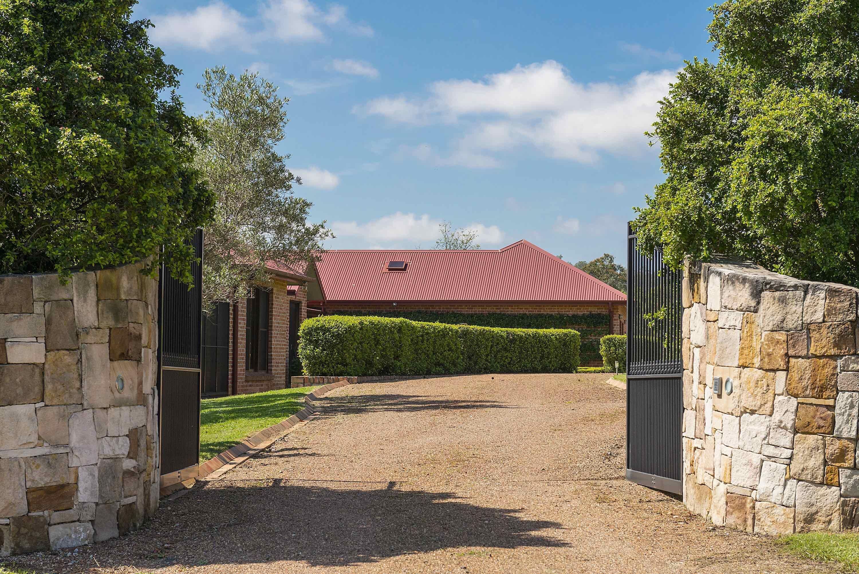 The Ballabourneen House - Grand Hunter Valley homestead - 4 bedrooms with infinity pool and open fireplace — image 18