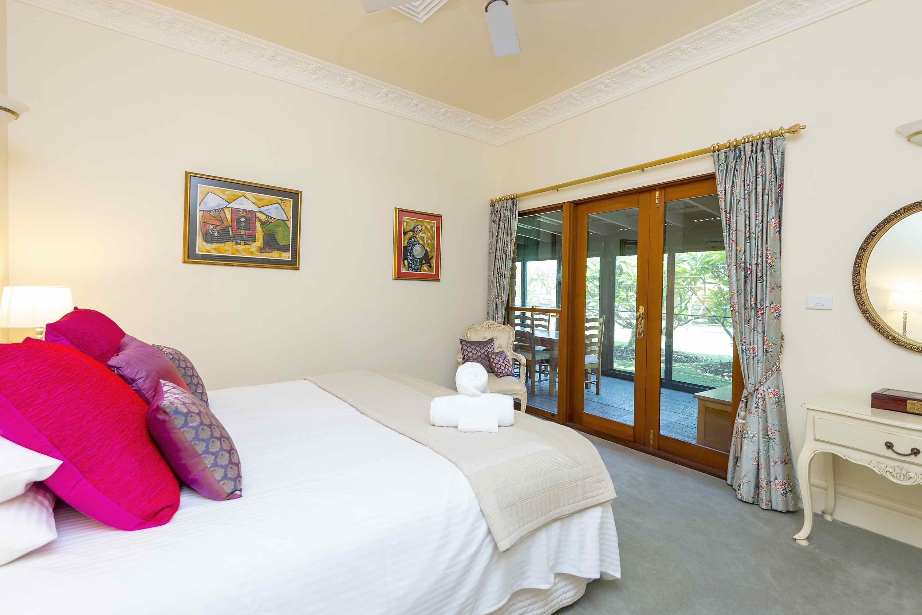 The Ballabourneen House - Grand Hunter Valley homestead - 4 bedrooms with infinity pool and open fireplace — image 12