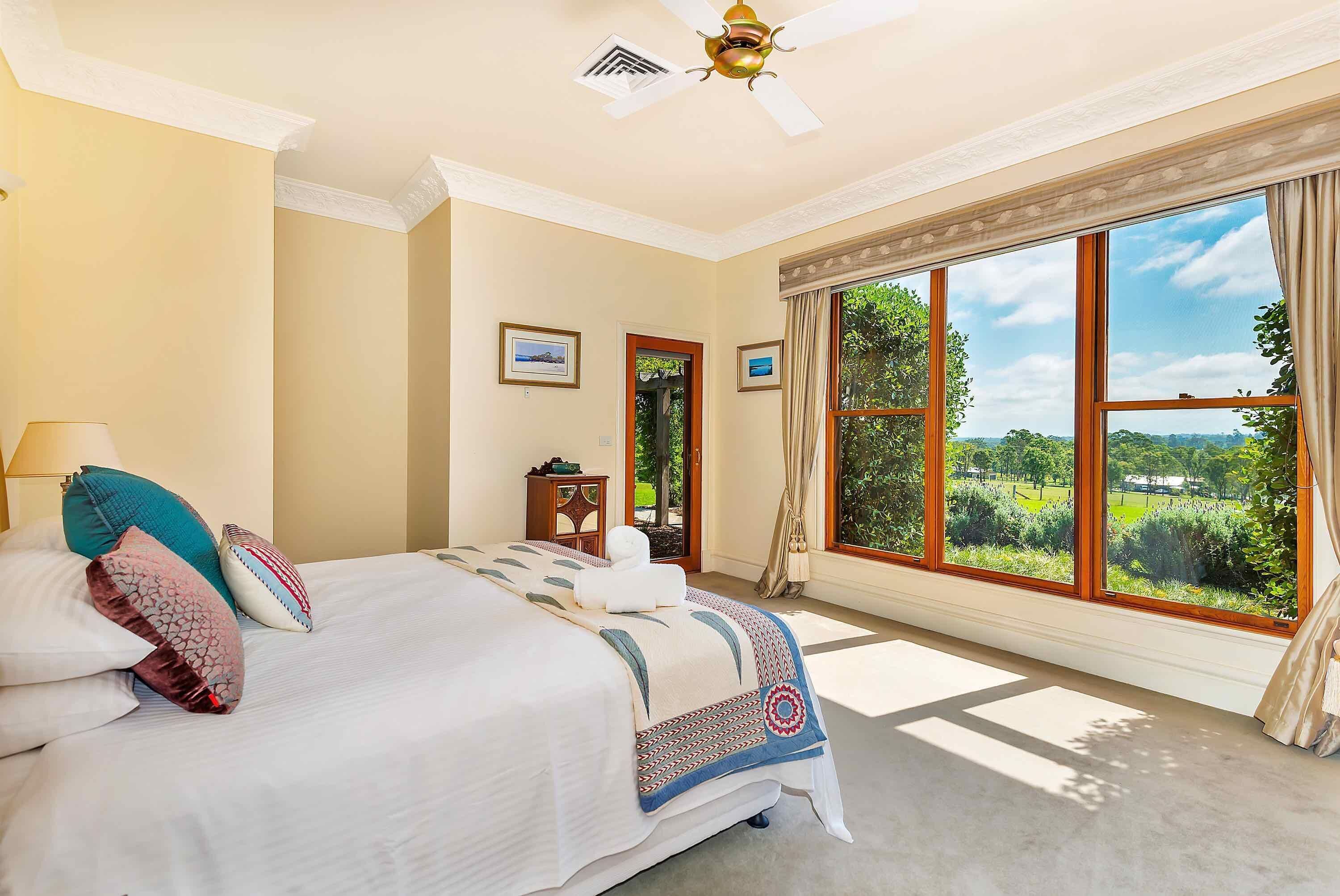 The Ballabourneen House - Grand Hunter Valley homestead - 4 bedrooms with infinity pool and open fireplace — image 8