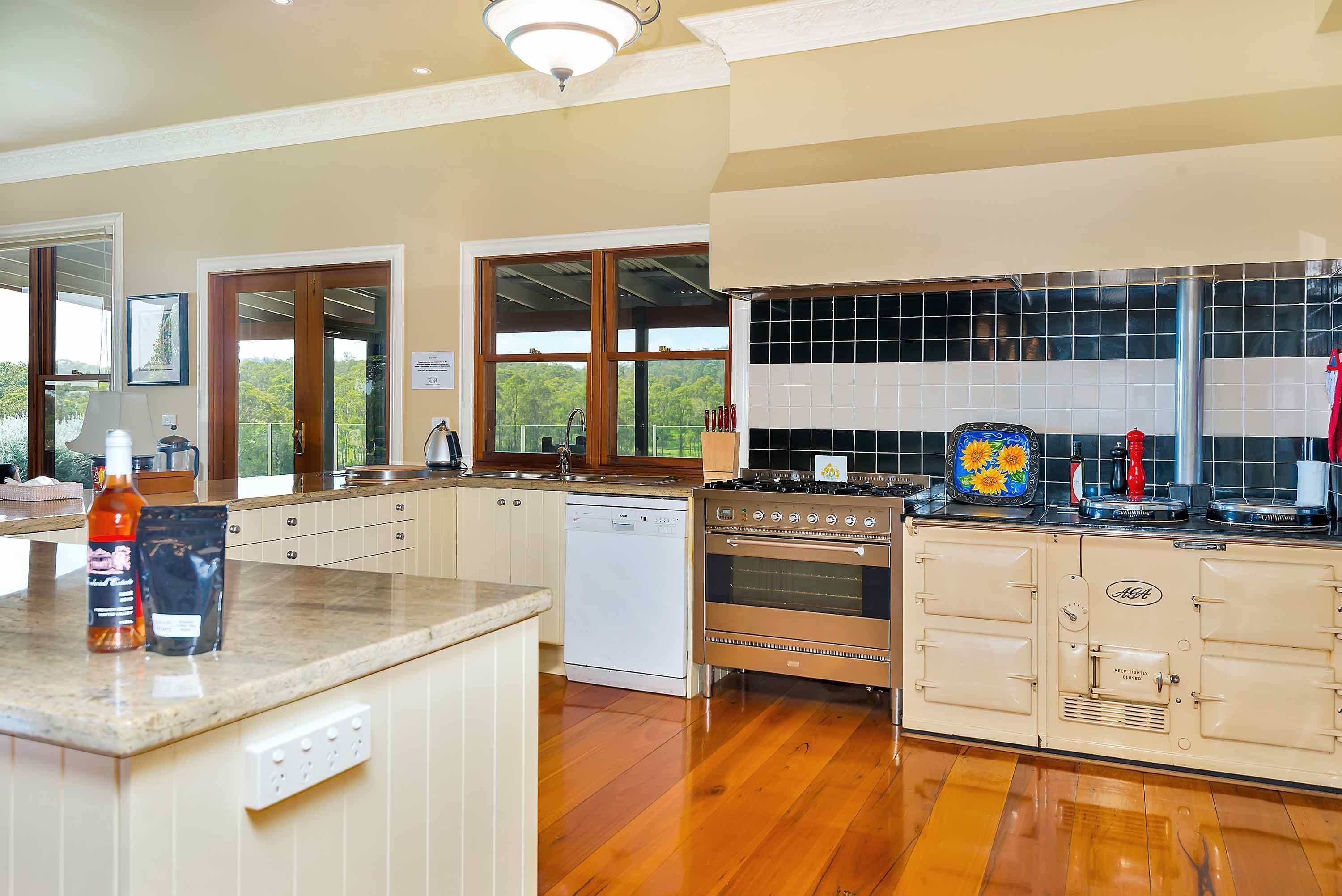 The Ballabourneen House - Grand Hunter Valley homestead - 4 bedrooms with infinity pool and open fireplace — image 7