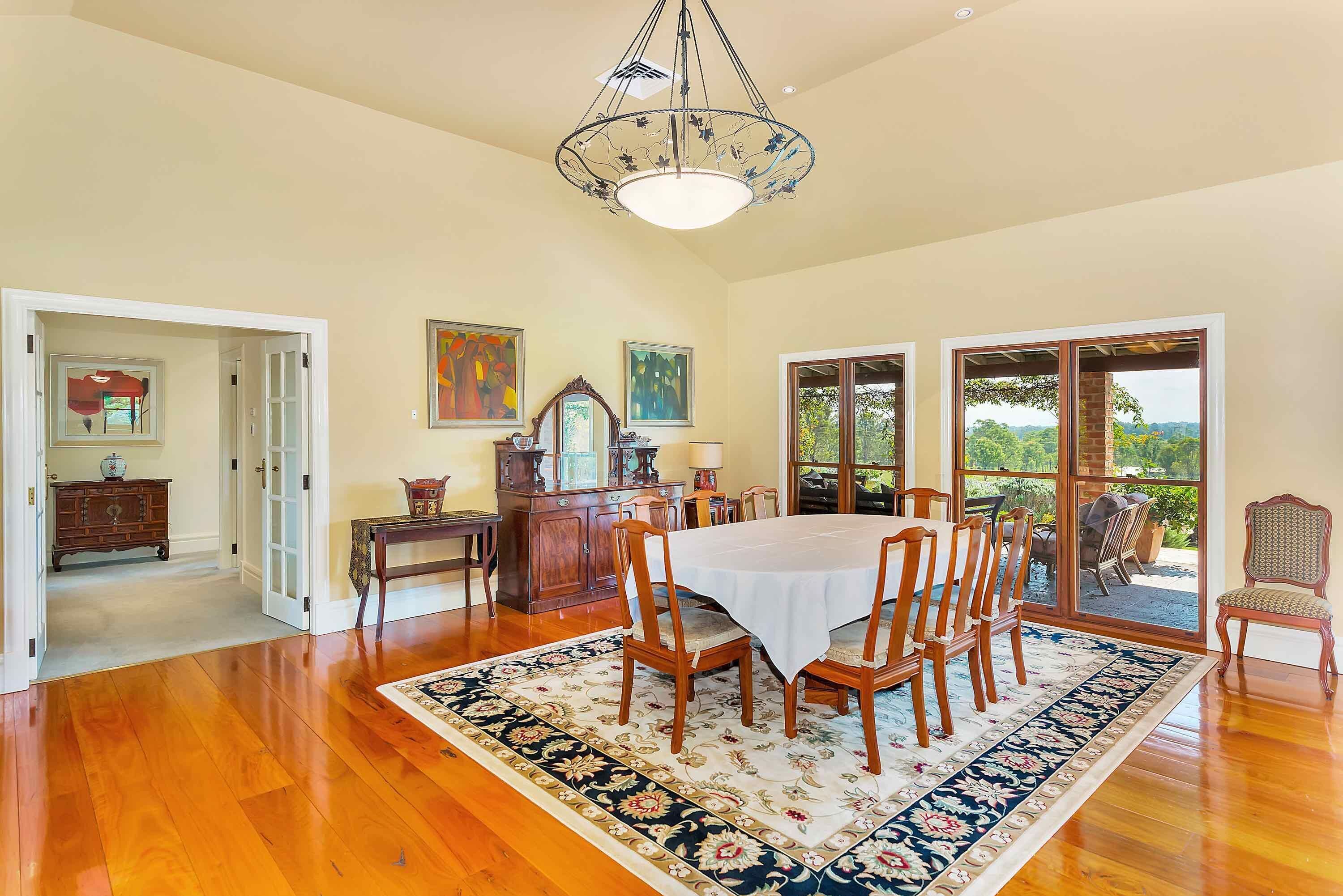 The Ballabourneen House - Grand Hunter Valley homestead - 4 bedrooms with infinity pool and open fireplace — image 3