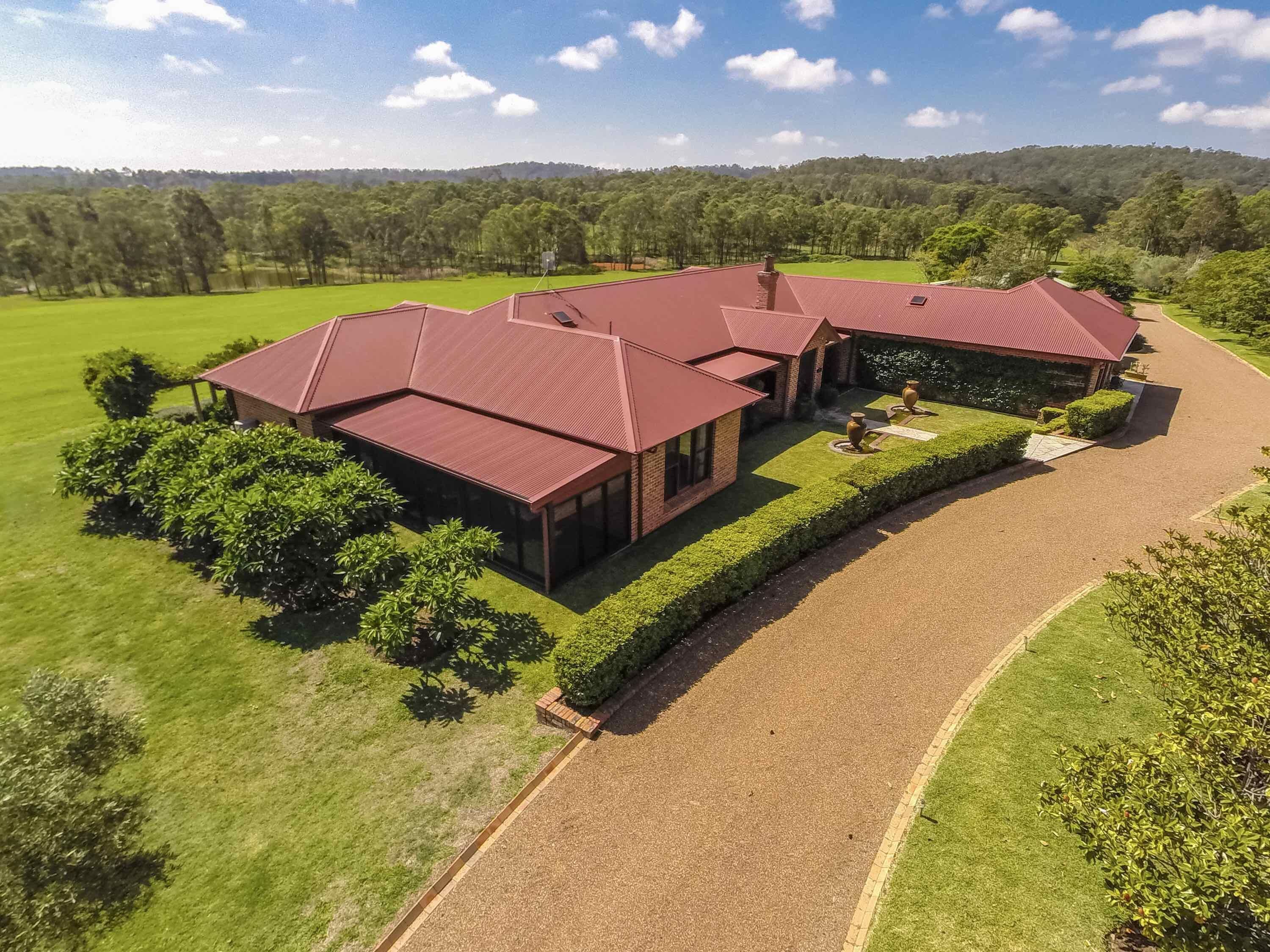 The Ballabourneen House - Grand Hunter Valley homestead - 4 bedrooms with infinity pool and open fireplace — image 21