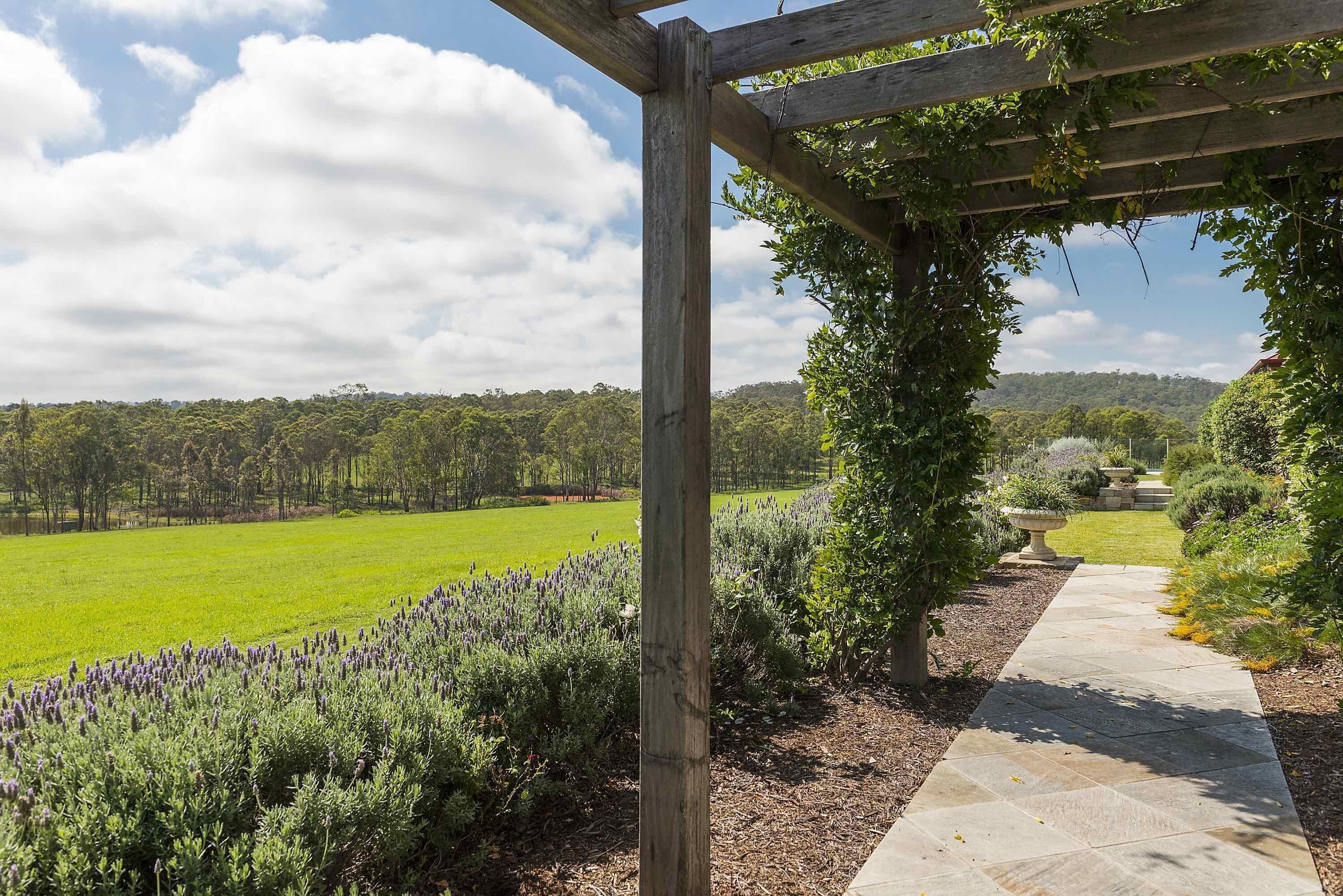 The Ballabourneen House - Grand Hunter Valley homestead - 4 bedrooms with infinity pool and open fireplace — image 19