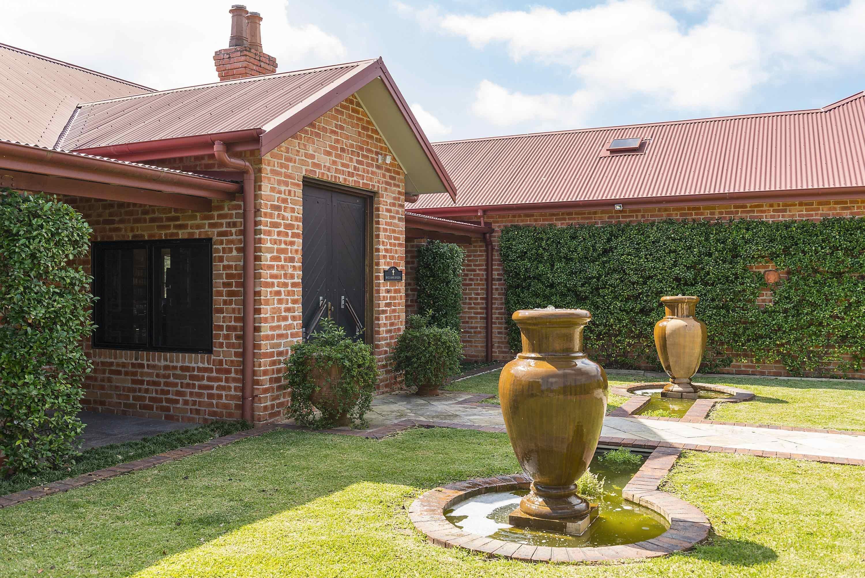 The Ballabourneen House - Grand Hunter Valley homestead - 4 bedrooms with infinity pool and open fireplace — image 15