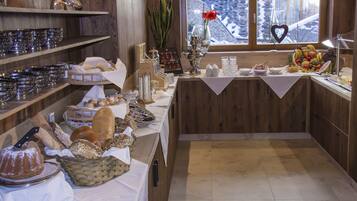 Esmorzar diari d'estil bufet gratuït