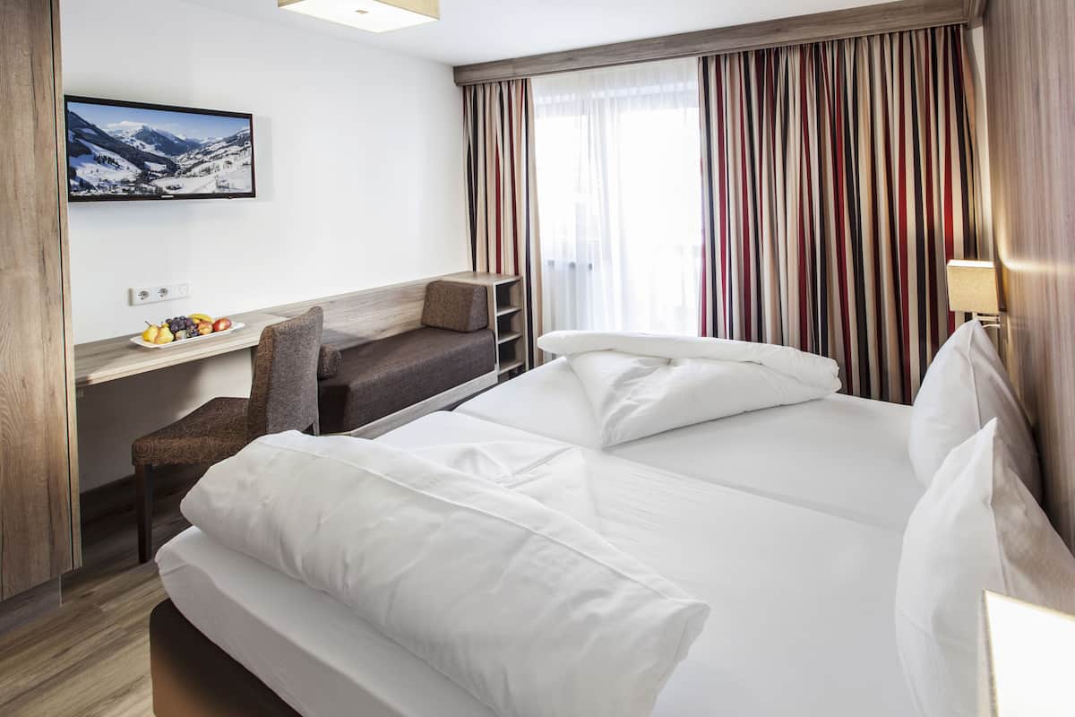 Quarto casal | Cofres nos quartos, escrivaninha, cortinas blackout, Wi-Fi de cortesia