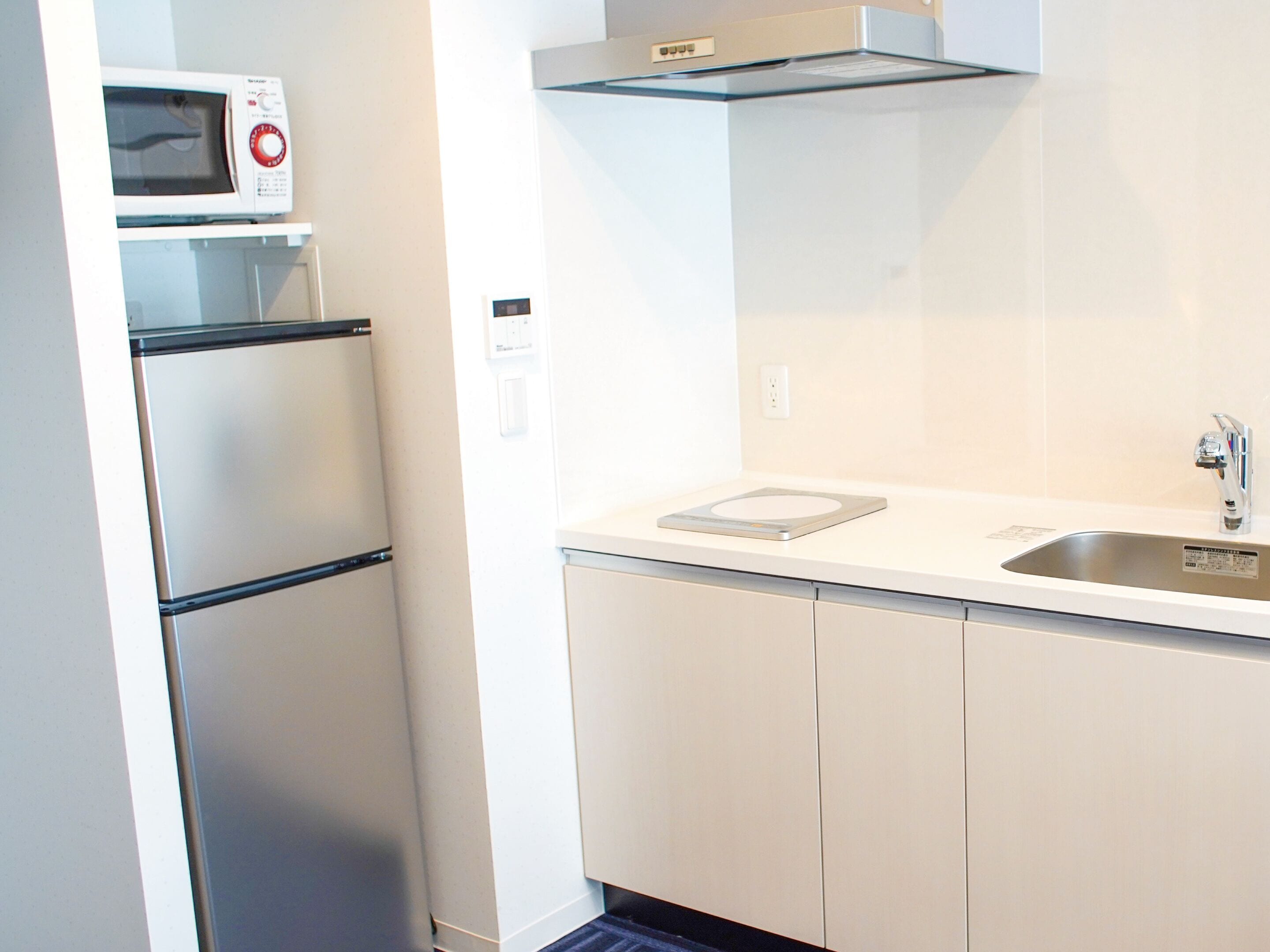 full-sized fridge, microwave, stovetop, electric kettle