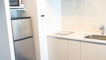 Refrigerador con congelador, microondas y parrilla de estufa