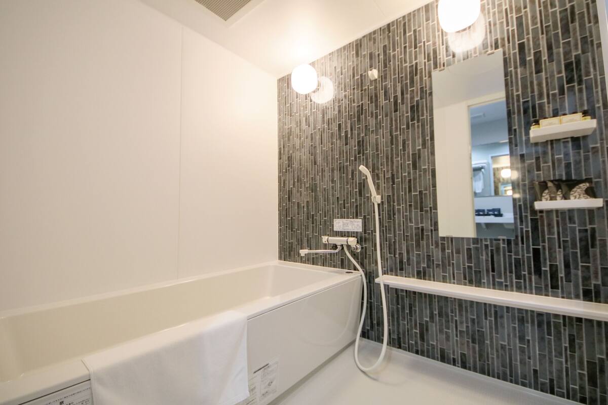 separate bathtub and shower, deep-soaking bathtub, free toiletries